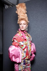 backstage-defile-moschino-automne-hiver-2020-2021-milan-coulisses-146.thumb.jpg.aa3c93f73950d8a9a2a95be17382ce95.jpg