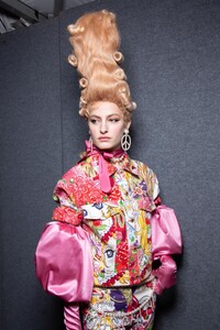 backstage-defile-moschino-automne-hiver-2020-2021-milan-coulisses-147.thumb.jpg.79c3e9921844148f2b647ac900111e80.jpg