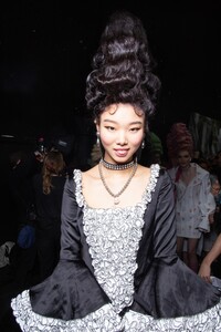 backstage-defile-moschino-automne-hiver-2020-2021-milan-coulisses-208.thumb.jpg.93c2c466a3a4c7cddd195938d2b6449f.jpg