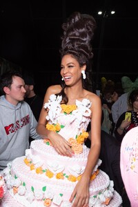 backstage-defile-moschino-automne-hiver-2020-2021-milan-coulisses-218.thumb.jpg.c795681905d7f267af5c415886c6002c.jpg