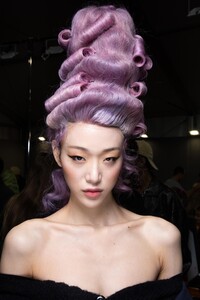 backstage-defile-moschino-automne-hiver-2020-2021-milan-coulisses-81.thumb.jpg.f81f40fd20787da3399aed8be83e14b9.jpg