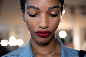 backstage-defile-moschino-printemps-ete-2020-milan-coulisses-10.thumb.jpg.f151b4ab8b1512905280c16f369a5b88.jpg