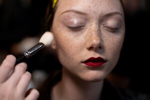 backstage-defile-moschino-printemps-ete-2020-milan-coulisses-11.thumb.jpg.cdee103e034c037775f51eecceb8a01a.jpg