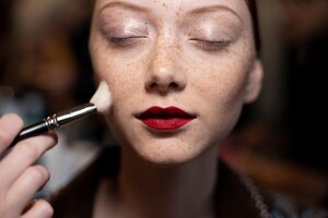 backstage-defile-moschino-printemps-ete-2020-milan-coulisses-12.thumb.jpg.9b0f5d7ef0d85bbedde0618975db36c4.jpg