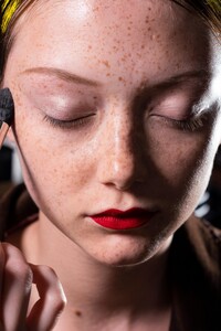 backstage-defile-moschino-printemps-ete-2020-milan-coulisses-125.thumb.jpg.1e744d0086a9023680f3b0d9670cf0aa.jpg