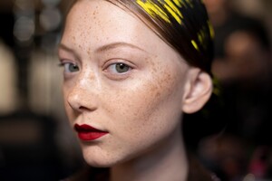 backstage-defile-moschino-printemps-ete-2020-milan-coulisses-13.thumb.jpg.aad28d118817af68efd1ff7fb85dae98.jpg