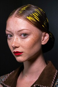 backstage-defile-moschino-printemps-ete-2020-milan-coulisses-140.thumb.jpg.3931ee8a1f061c2818a473900490ebf3.jpg