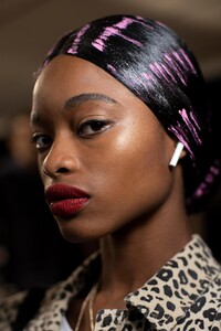 backstage-defile-moschino-printemps-ete-2020-milan-coulisses-15.thumb.jpg.649d9297ab782f708f8a7b9307bdd8b6.jpg