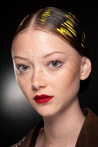 backstage-defile-moschino-printemps-ete-2020-milan-coulisses-45.thumb.jpg.4dcc8d395b375911a7ad485404666653.jpg