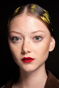 backstage-defile-moschino-printemps-ete-2020-milan-coulisses-46.thumb.jpg.2e09865ad880d842d6bae9a819692754.jpg