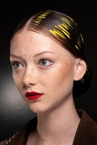 backstage-defile-moschino-printemps-ete-2020-milan-coulisses-47.thumb.jpg.01e8d163a04d09c77af6ec74b4989c32.jpg