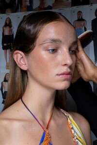 backstage-defile-mugler-printemps-ete-2020-paris-coulisses-12.thumb.jpg.09d828aa5ea81aa912ab1d4690f07d3b.jpg