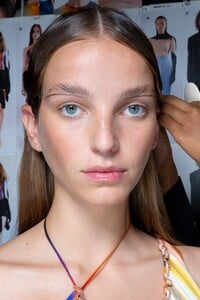 backstage-defile-mugler-printemps-ete-2020-paris-coulisses-13.thumb.jpg.6790569e06a9245796b8ee7c7d48e67f.jpg