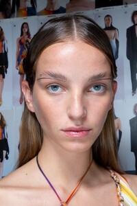 backstage-defile-mugler-printemps-ete-2020-paris-coulisses-15.thumb.jpg.e013dce3c8315ef04216327aa8bd11ec.jpg