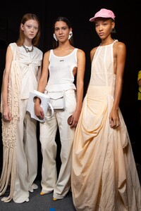 backstage-defile-off-white-printemps-ete-2020-paris-coulisses-180.thumb.jpg.a0961f1386e1292edcecdbcb2a13668f.jpg