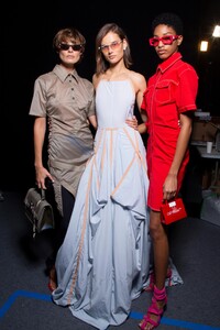 backstage-defile-off-white-printemps-ete-2020-paris-coulisses-21.thumb.jpg.82a380beee46612a447878d660b233b3.jpg
