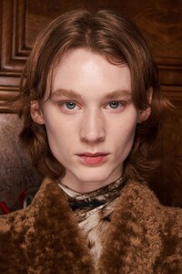 backstage-defile-petar-petrov-automne-hiver-2020-2021-londres-coulisses-20.thumb.jpg.2454b349d8dd9c54076d4afc1625da64.jpg