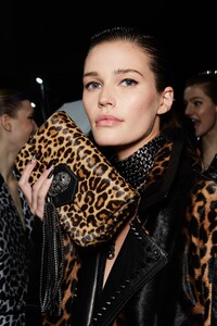 backstage-defile-philipp-plein-automne-hiver-2020-2021-milan-coulisses-252.thumb.jpg.28796bc356fa1e4b7d222ffc33f9dc9f.jpg