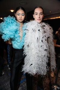 backstage-defile-prabal-gurung-automne-hiver-2020-2021-new-york-coulisses-34.thumb.jpg.dbda9749998d4257fa213aa495e080eb.jpg