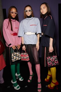 backstage-defile-prada-automne-hiver-2020-2021-milan-coulisses-185.thumb.jpg.437e75a487db5d221ff6fa9b5947770e.jpg