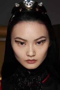 backstage-defile-prada-automne-hiver-2020-2021-milan-coulisses-56.thumb.jpg.960184b310e8b4e592e35ed1fee731a6.jpg