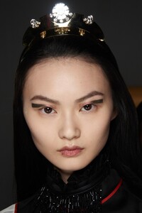backstage-defile-prada-automne-hiver-2020-2021-milan-coulisses-57.thumb.jpg.35f233a42e7d5f0400914bc0ae63dfa1.jpg