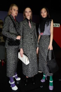 backstage-defile-prada-automne-hiver-2020-2021-milan-coulisses-68.thumb.jpg.fd1b87b1df5a1ab3f076f4ee342d2de8.jpg