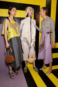 backstage-defile-prada-printemps-ete-2020-milan-coulisses-106.thumb.jpg.546f96d809055f5495e3b1cfcfc76297.jpg