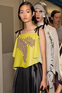 backstage-defile-prada-printemps-ete-2020-milan-coulisses-123.thumb.jpg.65b1fdfbf4683aee14fb2cdc0fbe8e02.jpg