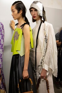 backstage-defile-prada-printemps-ete-2020-milan-coulisses-127.thumb.jpg.4a8755e2cf5ee104abb2fda3f23e81f3.jpg