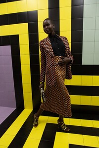 backstage-defile-prada-printemps-ete-2020-milan-coulisses-152.thumb.jpg.3cb9b8478c8c4cce2b9a44b5abdfe97c.jpg