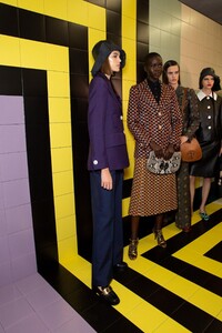 backstage-defile-prada-printemps-ete-2020-milan-coulisses-47.thumb.jpg.331b6a1ffc9a9a52348b1e98aa000ea6.jpg