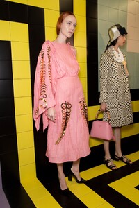 backstage-defile-prada-printemps-ete-2020-milan-coulisses-90.thumb.jpg.8cc381440c7c7762ba9f2ef2217a7cd0.jpg