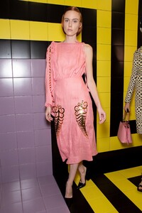 backstage-defile-prada-printemps-ete-2020-milan-coulisses-92.thumb.jpg.b3b895144ccc6c5a85b56ed153a21de1.jpg