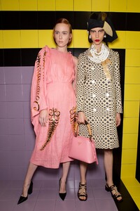 backstage-defile-prada-printemps-ete-2020-milan-coulisses-94.thumb.jpg.fda350fc1fc3795bd482c481d37e8ec1.jpg