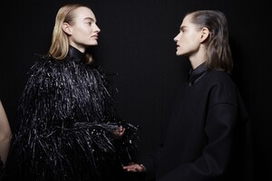 backstage-defile-rochas-automne-hiver-2020-2021-paris-coulisses-100.thumb.jpg.8d2a12e34b34a4cf5338f3c3301da18d.jpg