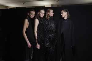 backstage-defile-rochas-automne-hiver-2020-2021-paris-coulisses-110.thumb.jpg.88a1b9838f3830f32a41e23cc5c47983.jpg