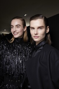 backstage-defile-rochas-automne-hiver-2020-2021-paris-coulisses-126.thumb.jpg.e898176533361faa4eb310b58307288a.jpg