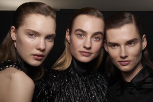 backstage-defile-rochas-automne-hiver-2020-2021-paris-coulisses-63.thumb.jpg.8d28eb4acaf54649131d7f841fba7024.jpg