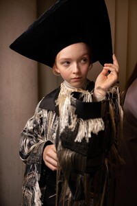 backstage-defile-roksanda-automne-hiver-2020-2021-londres-coulisses-49.thumb.jpg.58346a47b3de58ea959564155c516c99.jpg