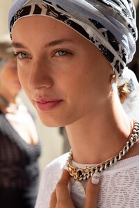 backstage-defile-roland-mouret-printemps-ete-2020-londres-coulisses-33.thumb.jpg.3e6235a6644a370ea3785adf55e68edc.jpg