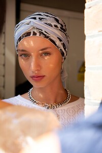 backstage-defile-roland-mouret-printemps-ete-2020-londres-coulisses-37.thumb.jpg.c61be1c237f55d2e288aebf0e96fd3c6.jpg