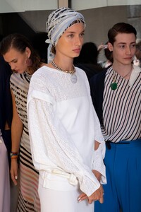 backstage-defile-roland-mouret-printemps-ete-2020-londres-coulisses-48.thumb.jpg.09ae4887f992d9d93bacb33bbc4c266c.jpg