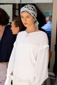 backstage-defile-roland-mouret-printemps-ete-2020-londres-coulisses-61.thumb.jpg.30cf5684c74d27be8f31d3bea5ad56a6.jpg