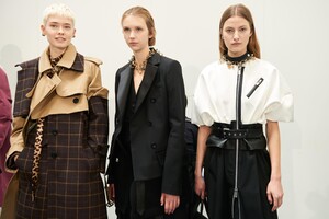 backstage-defile-sacai-automne-hiver-2020-2021-paris-coulisses-57.thumb.jpg.07712e12ef441a676442c64b54be6fbf.jpg