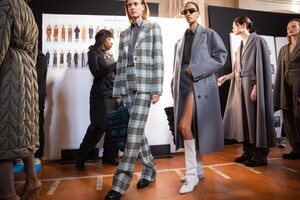 backstage-defile-salvatore-ferragamo-automne-hiver-2020-2021-milan-coulisses-111.thumb.jpg.23a5e9375e5df8918de86d6d94a3d863.jpg