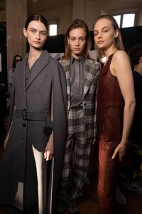 backstage-defile-salvatore-ferragamo-automne-hiver-2020-2021-milan-coulisses-16.thumb.jpg.d2d472b15bafd6a5aaa0f9a8f9f95173.jpg
