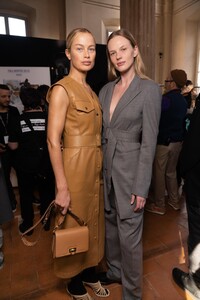 backstage-defile-salvatore-ferragamo-automne-hiver-2020-2021-milan-coulisses-26.thumb.jpg.688b786c760838fe96b9f35d0ac2d3c2.jpg