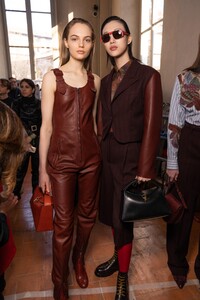 backstage-defile-salvatore-ferragamo-automne-hiver-2020-2021-milan-coulisses-40.thumb.jpg.a8ed8819704c81343f7d9d4afa1f9302.jpg