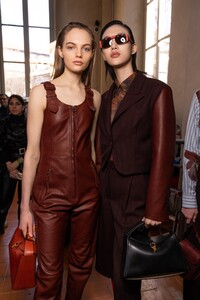 backstage-defile-salvatore-ferragamo-automne-hiver-2020-2021-milan-coulisses-41.thumb.jpg.596b6145ede623c52bc869e834f34d6d.jpg